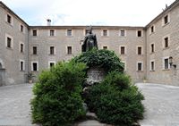 O mosteiro de Lluc em Maiorca - Estátua de Pai Joan Campins. Clicar para ampliar a imagem.