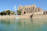 Kathedrale von Palma - die Kathedrale aus dem Parc de la Mer gesehen. Klicken, um das Bild zu vergrößern.