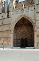 De kathedraal van Palma de Mallorca - Portaal van de Uitkijktoren. Klikken om het beeld te vergroten.