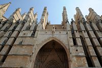 De kathedraal van Palma de Mallorca - Portaal van de Uitkijktoren. Klikken om het beeld te vergroten.