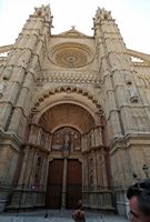De kathedraal van Palma de Mallorca - Hoofdvoorgevel van de Kathedraal. Klikken om het beeld te vergroten.