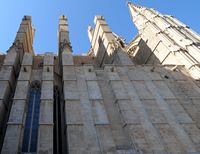 De kathedraal van Palma de Mallorca - Noord gevel van de kathedraal. Klikken om het beeld te vergroten.