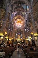 Cattedrale di Palma de Maiorca - Navata centrale. Clicca per ingrandire l'immagine.