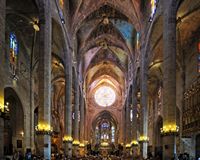 La cathédrale de Palma de Majorque. La nef centrale. Cliquer pour agrandir l'image.