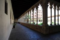 Le couvent franciscain de Palma de Majorque. Galerie est du cloître. Cliquer pour agrandir l'image.