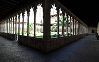 Le couvent franciscain de Palma de Majorque. Galeries est et sud du cloître. Cliquer pour agrandir l'image.