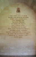 Le couvent franciscain de Palma de Majorque. Inscription commémorative de la rénovation du cloître. Cliquer pour agrandir l'image.