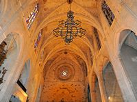 Het Franciscaner klooster van Palma de Mallorca - De geribde gewelf van het schip. Klikken om het beeld te vergroten.