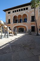 O palácio March em Palma de Maiorca - A fachada do palácio. Clicar para ampliar a imagem.
