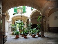 Le quartier de la cathédrale de Palma de Majorque. L'hospice de la Fraternité Saint-Pierre et Saint-Bernard. Cliquer pour agrandir l'image.