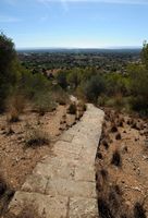 Village Alqueria Blanca en Mallorca - El camino ascendente a la ermita de Nuestra Señora de la Consolación. Haga clic para ampliar la imagen.