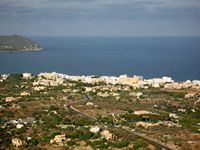 Het dorp Cala Bona in Majorca - Gezien vanaf de berg na Penyal (auteur Olaf Tausch). Klikken om het beeld te vergroten.
