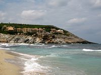 A aldeia de Cala Mesquida em Maiorca - A zona hotel à esquerda da praia (autor Olaf Tausch). Clicar para ampliar a imagem.