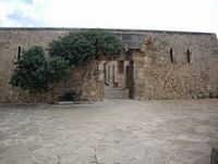 Het dorp Cala d'Or in Majorca - Het klein fort (auteur Mmoyaq). Klikken om het beeld te vergroten.