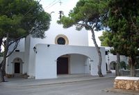 Le village de Cala d'Or à Majorque. L'église de style ibizien (auteur Mmoyaq). Cliquer pour agrandir l'image.