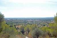 El pueblo de Cala d'Or en Mallorca - La costa este de Santanyí vista desde el Santuario de Nuestra Señora de la Consolación. Haga clic para ampliar la imagen.