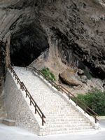 Les Grottes d'Artà à Majorque. L'entrée naturelle des grottes (auteur Olaf Tausch). Cliquer pour agrandir l'image.