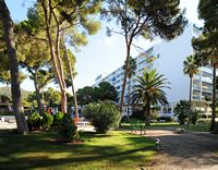 El pueblo de Costa dels Pins en Mallorca - Los jardines del hotel Punta Rotja. Haga clic para ampliar la imagen.