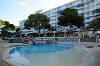 Het dorp Costa dels Pins in Majorca - Het zwembad van het hotel Punta Rotja. Klikken om het beeld te vergroten.