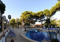 El pueblo de Costa dels Pins en Mallorca - La piscina en el Hotel Punta Rotja. Haga clic para ampliar la imagen.