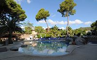 Le village de Costa dels Pins à Majorque. La piscine de l'hôtel Punta Rotja. Cliquer pour agrandir l'image.