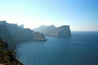 Halbinsel und Kap Formentor auf Mallorca - Cape de Catalunya vom Kap Formentor (Autor Frank Vincentz) gesehen. Klicken, um das Bild zu vergrößern.