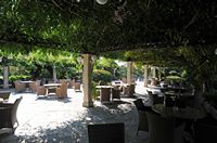 L'hotel Formentor a Maiorca - Il bar con terrazza. Clicca per ingrandire l'immagine.
