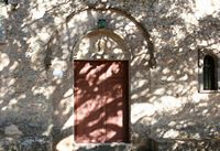 De kluis van Sant Honorat de Randa in Majorca - Deur van de kluis (auteur Frank Vincentz). Klikken om het beeld te vergroten.