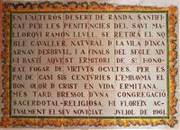 La ermita de Sant Honorat de Randa Mallorca - Placa conmemorativa del ermitaño Arnau Desbrull (autor Frank Vincentz). Haga clic para ampliar la imagen.