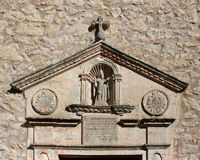 A ermida de Sant Honorat de Randa em Maiorca - Frontão da igreja (autor Frank Vincentz). Clicar para ampliar a imagem.