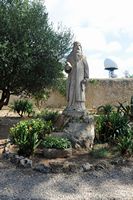 Das Heiligtum von Cura de Randa Mallorca - Statue von Ramon Llull im Garten des Heiligtums. Klicken, um das Bild zu vergrößern.