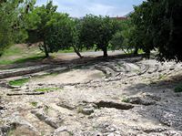 As ruínas da cidade romana de Pollentia em Maiorca - Teatro de Pollentia (autor Olaf Tausch). Clicar para ampliar a imagem.