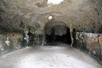 As ruínas da cidade romana de Pollentia em Maiorca - Caverna escavada sob o teatro romano. Clicar para ampliar a imagem.