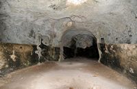 Les ruines de la cité romaine de Pollentia à Majorque. Caverne creusée sous le théâtre romain. Cliquer pour agrandir l'image.