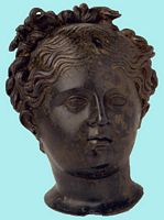 De ruïnes van de Romeinse stad Pollentia in Majorca - Hoofd van een Meisje in brons. Klikken om het beeld te vergroten.