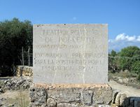Le rovine della città romana di Pollentia a Maiorca - Stele commemorative degli scavi (autore Olaf Tausch). Clicca per ingrandire l'immagine.