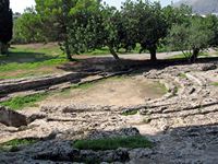 Le rovine della città romana di Pollentia a Maiorca - La posizione del palcoscenico del teatro romano (autore Olaf Tausch). Clicca per ingrandire l'immagine.