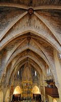 De stad Alcúdia in Majorca - Boog van de kerk van Sint-Jakobus. Klikken om het beeld te vergroten.