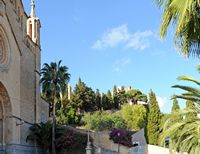 Die Wallfahrtskirche Sant Salvador Artà - Blick von der Kirche der Verklärung. Klicken, um das Bild zu vergrößern.