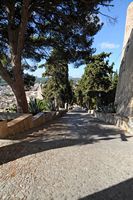 O santuário de Sant Salvador de Artà em Maiorca - A escada descendente do santuário. Clicar para ampliar a imagem.