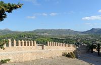 Il santuario di Sant Salvador di Artà - La parete nord-ovest della fortezza. Clicca per ingrandire l'immagine.