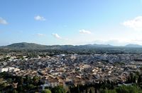 De stad Artà in Majorca - Uitzicht op de stad vanaf het heiligdom van Sant Salvador. Klikken om het beeld te vergroten.