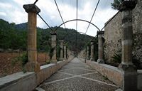 Os jardins de Alfàbia em Maiorca - Grande pergola dos jardins de Alfàbia. Clicar para ampliar a imagem.