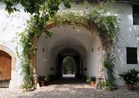 I giardini dell'Alfàbia a Maiorca - Portico di palazzo dell'Alfabia. Clicca per ingrandire l'immagine.