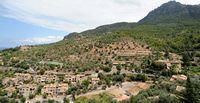 El pueblo de Deia en Mallorca - Carretera de Sóller a Deia. Haga clic para ampliar la imagen.