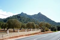 El santuario de Sant Salvador en Felanitx en Mallorca - El Puig de Sant Salvador visto desde la llanura (autor Frank Vincentz). Haga clic para ampliar la imagen.