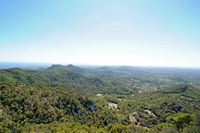 El santuario de Sant Salvador en Felanitx en Mallorca - Mirando hacia el sur. Haga clic para ampliar la imagen.