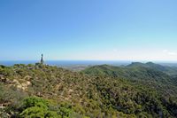 El santuario de Sant Salvador en Felanitx en Mallorca - Vista hacia el sureste y el monumento de Cristo Rey. Haga clic para ampliar la imagen.