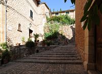 La ciudad de Fornalutx en Mallorca - Carrer de l'Església. Haga clic para ampliar la imagen.
