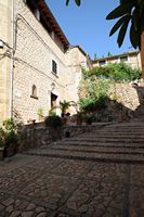 De stad Fornalutx in Majorca - Església vierkant maken. Klikken om het beeld te vergroten.